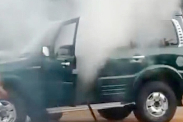 திடீர் தீப் பரம்பலுக்குள்ளான செல்வம் அடைக்கலநாதன் எம்பியின் வாகனம் | Selvam Mp S Car Catches Fire In Vavuniya