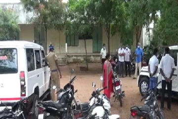 அறிவியல் பாடம் நடத்தும்போது ஆபாசப்படம் - ஆசிரியரிடம் போலீசார் விசாரணை