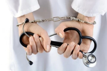 பெண் கைதிகளுக்கு தொலைபேசி - வைத்திய அதிகாரிக்கு ஏற்பட்ட நிலை