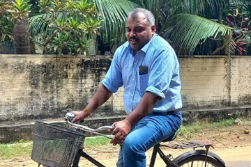 துவிச்சக்கரவண்டியில் செல்லும் நாடாளுமன்ற உறுப்பினர்