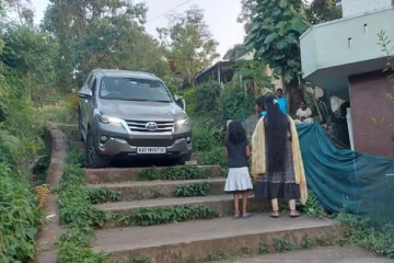 கூகுள் மேப்பை நம்பி குறுக்கு வழியில் சென்ற சுற்றுலா பயணிகள் - சிக்கிய சொகுசு கார்!