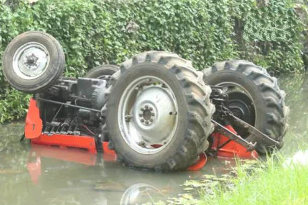 கிளிநொச்சியில் டீசல் பெற வந்த உழவு இயந்திரத்திற்கு ஏற்பட்ட நிலை! விவசாயிகள் விசனம் | Kilinochchi Plow Machine Tractor Drain Accident கிளிநொச்சியில் டீசல் பெற வந்த உழவு இயந்திரத்திற்கு ஏற்பட்ட நிலை! விவசாயிகள் விசனம் | Kilinochchi Plow Machine Tractor Drain Accident