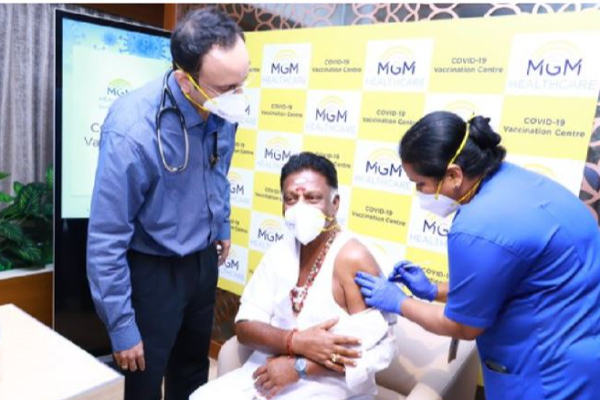 பூஸ்டர் டோஸ் தடுப்பூசி செலுத்திக் கொண்ட ஓபிஎஸ் - தமிழ்நாடு