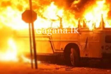 නිවස ඉදිරියේ නවතා තැබූ ලක්ෂ 65ක බස් රථය ගිනි අරන් - අසල්වැසියන් කෑ ගහලා කියලා.. හිමිකරු පොලිසියට කී දේ..