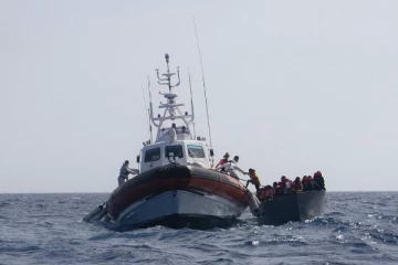 இத்தாலியில் படகு கவிழ்ந்து புலம்பெயர்ந்தவர்கள் நடுக்கடலில் தத்தளிப்பு: 8 பேர் மாயம்