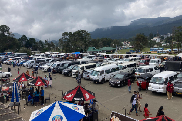 நுவரெலியாவில் குவியும் சுற்றுலா பயணிகள் ; பொலிஸார் எச்சரிக்கை | Tourists Flock To Nuwara Eliya