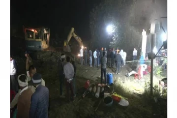 ஓயாத துயரம்...ஆழ்துளை கிணற்றில் விழுந்த 8 வயது சிறுவன் - மீட்பு பணிகள் தீவிரம்