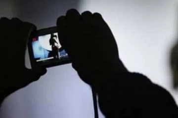 யாழில் இரவு வேளையில் வீட்டிற்குள் புகுந்து குளியல் அறையில் பெண்களை வீடியோ எடுத்த மர்ம நபர்!