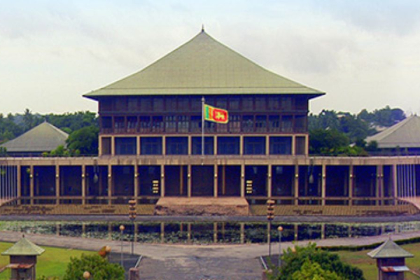 அவசர அவசரமாக துப்பாக்கிகள் கோரும் 20 எம்பிக்கள்.! | 20 Opposition Members Demand Guns