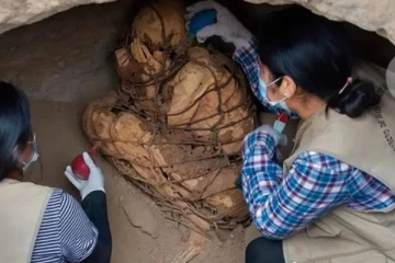 சுமார் 1.4 மீ ஆழத்தில், 3 மீ நீளமுள்ள புதைகுழியில் கை, கால் கட்டப்பட்ட மம்மி கண்டுபிடிப்பு