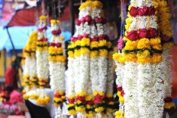 எந்தெந்த கடவுளுக்கு என்னென்ன மாலைகள் அணிவிக்கலாம்?