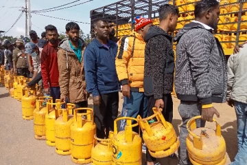 60 நாட்களின் பின்  விநியோகம் ; நீண்ட வரிசையில் காத்திருக்கும் மக்கள்