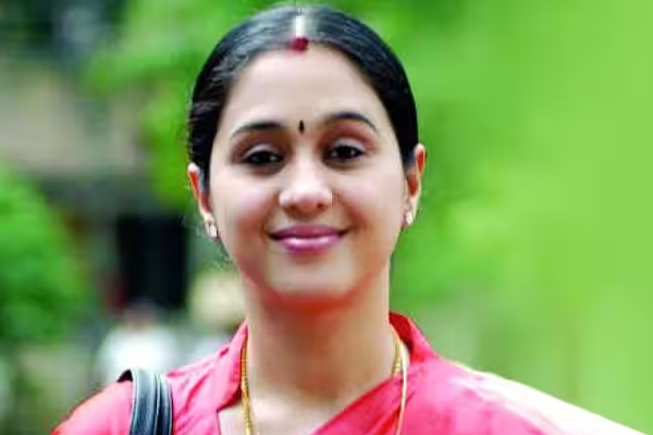 பிளஸ் 2 பொதுத் தேர்வில் எவ்வளவு மதிப்பெண்கள் பெற்றிருக்கிறார்