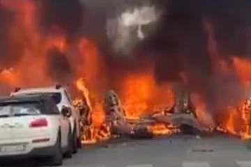 ඉතාලිය ඇවිලෙයි - වාහන ගණනාවක් ගිනිබත් වෙලා යයි.. එහි තත්ත්වය.. (VIDEO/PHOTOS)