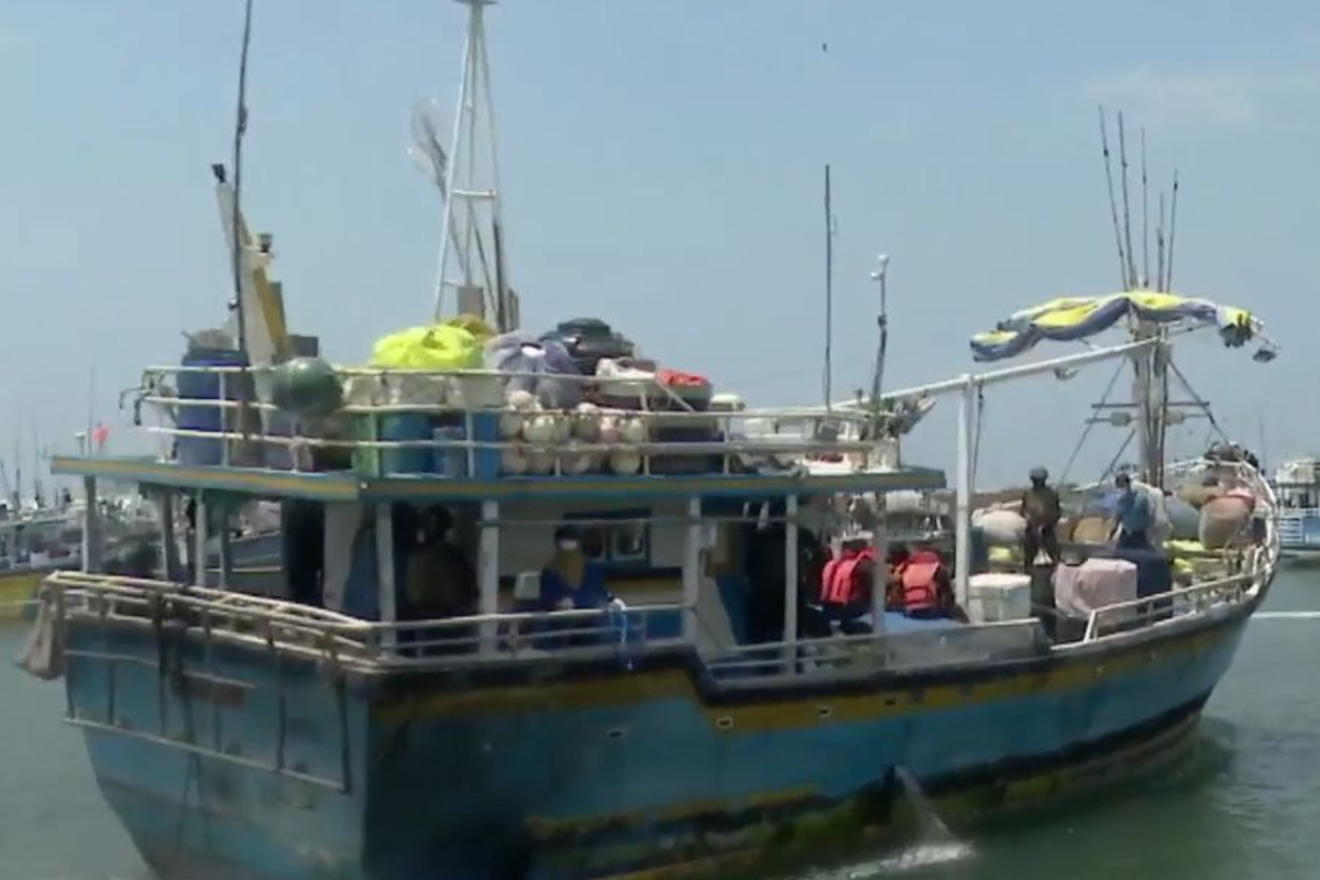 தென் கடலில் கைப்பற்றப்பட்ட படகு : 10 பில்லியன் பெறுமதியான போதைப்பொருள் மீட்பு | Drugs Worth 10 Bn Found On Boat Recovered In South