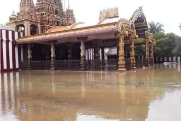 கொட்டித்தீர்த்த  அடைமழை; யாழ் நல்லூர் கந்தன் ஆலயத்தை சூழ்ந்த வெள்ளம்!