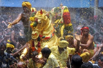 சித்திரை திருவிழா; தங்கப்பல்லக்கில் புறப்பட்டார் கள்ளழகர் - உற்சாகத்தின் உச்சத்தில் மக்கள்!