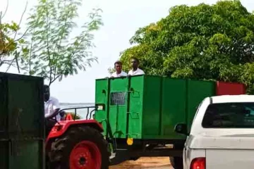 குப்பை அள்ளும் உழவு இயந்திரத்தில் கூட்டத்திற்கு வந்த மட்டு. தவிசாளர்