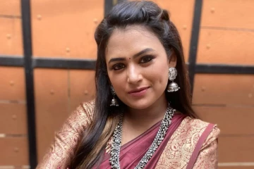 தாவணியில் சின்ன பெண் போல மாறிய வில்லி ஃபரீனா! குழந்தை பிறந்த பின் இப்படியா