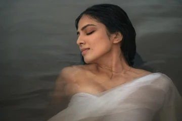 தண்ணீரில் மிதக்கும் மாளவிகா மோகனன்.. படுவைரல் ஆகும் ஸ்டில்கள்