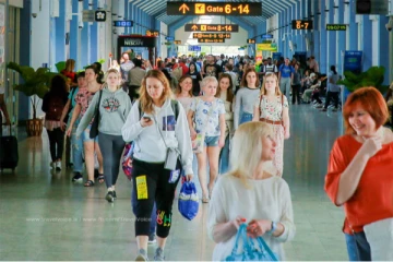 ලංකාවට පැමිණෙන සංචාරකයින්ට කොවිඩ් කාඩ්පත ලග තබා ගන්නා ලෙසට උපදෙස් සපයමින් නිවේදනයක්..