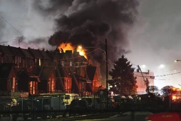 குடியிருப்பில் விழுந்து நொறுங்கிய விமானம் - சிறுமி உட்பட 6 பேர் பலி?