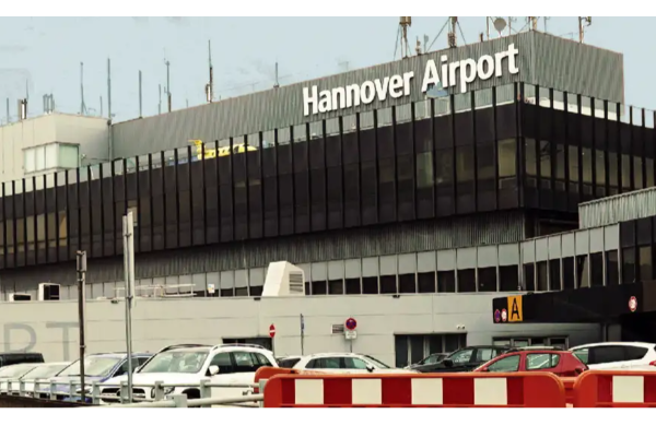 ஜேர்மனியில் மீண்டும் ட்ரோன்களால் விமான சேவை பாதிப்பு | Drones Disrupt Air Traffic In Hanover Airport