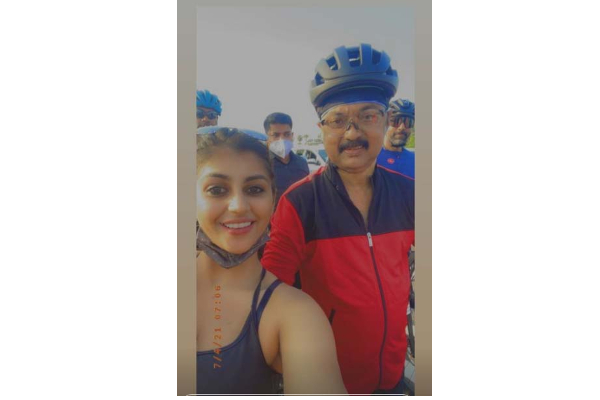 சைக்கிளிங் சென்ற முதல்வருடன் பிரபல நடிகை எடுத்த செல்பி: குவியும் லைக்ஸ் | Actress Yasika Selfie With Mk Stalin