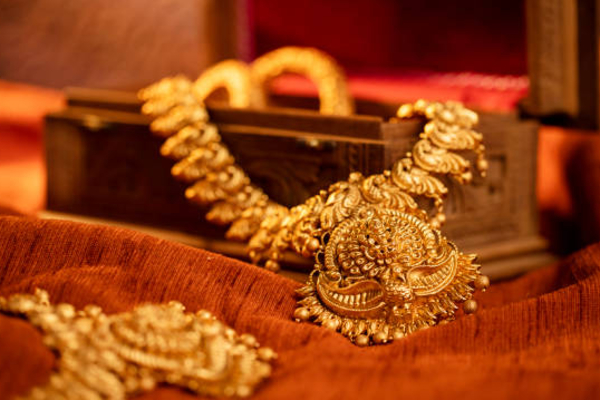 மாத தொடக்கத்தில் அதிரடி மாற்றம் கண்ட தங்க விலை | Gold Rate Today In Usd In World Market