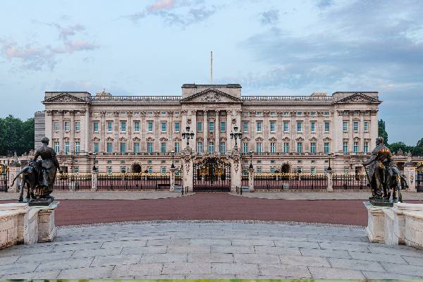 உலகின் இந்த இடங்களுக்கு மேல் விமானங்கள் பறக்க தடையா! ஏன்னு தெரியுமா? | What Is The No Fly Zone For Planes And Why