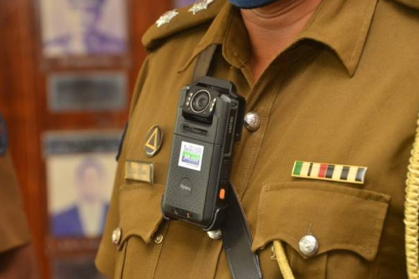 விசேட அதிரடிப்படையினர் மற்றும் பொலிஸாரின் சீருடைகளை வைத்திருந்தவருக்கு நேர்ந்த கதி! | Special Task Force And Police Uniform Kept Suspect
