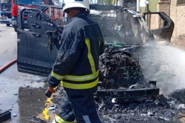 திடீரென தீ பற்றி எரிந்த சொகுசு கார்!