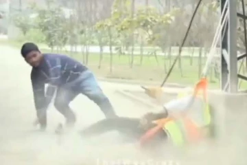 ஷாக் அடித்து உயிருக்கு போராடிய மனிதர்... ஒற்றை செருப்பை வைத்து நண்பன் செய்த காரியம்