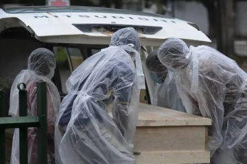 கிளிநொச்சியில் கொரோனாவால் மரணமடைந்தவரின் சடலத்தை வீட்டிற்கு கொண்டு சென்று அஞ்சலி! பரபரப்பு சம்பவம்