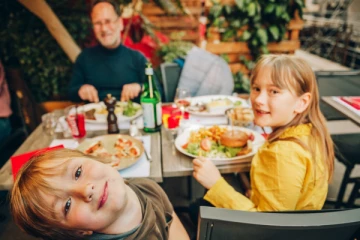 குழந்தைகளுக்கு அனுமதி இல்லை - பிரபல உணவகம் அதிரடி முடிவு