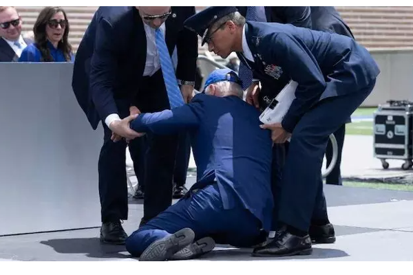 தடுக்கி கீழே விழுந்த அமெரிக்கா அதிபர் பைடன்..! | America President Joe Biden Takes Tumble On Stage