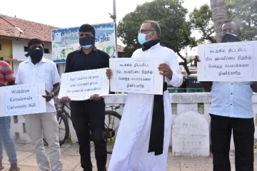 கொரோனாவை காட்டி பொய் வழக்கு போடாதே-15 அம்சக் கோரிக்கையுடன் மன்னாரில் போராட்டம்!