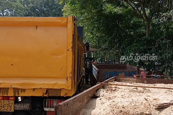 கல்லாறு பகுதியில் சட்டவிரோத மணல் அகழ்வு: பொலிஸாரின் அதிரடி நடவடிக்கை | 2 Tippers And Two Tillers Seized By Police