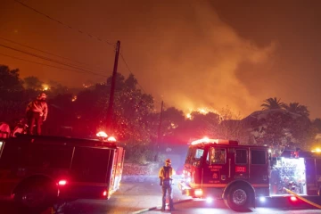 அமெரிக்காவில் காட்டுத்தீ ; ஆயிரக்கணக்கான மக்கள் வெளியேற்றம்