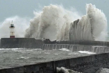 பிரித்தானியாவை நெருங்கும் புயல்: நாடு முழுவதற்கும் எச்சரிக்கைகள்