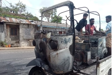 நடு வீதியில் திடீரென பற்றி எரிந்த முச்சக்கரவண்டி