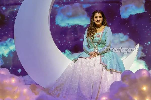 வெளிநாட்டில் தனது கணவருடன் ஜாலி Bike Ride சென்ற பிரியங்கா தேஷ்பாண்டே.. வீடியோ இதோ | Priyanka Deshpande Bike Ride With Her Husband