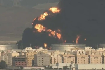 கொழுந்துவிட்டு எரியும் சவுதி எண்ணெய் கிடங்குகள்: ஹவுதி கிளர்ச்சியாளர்கள் தாக்குதல்