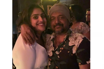 பார்ட்டியில் வனிதா தோளில் கைபோட்டிருக்கும் நபர் யார்! ஒருவேளை இருக்குமோ?