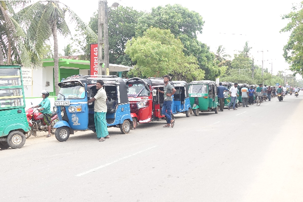 அம்பாறை எரிபொருள் நிரப்பு நிலையத்தில் தொடரும் மக்கள் வரிசை (Photos) | Unprecedented Queue At Alayadiwembu Multipurpose