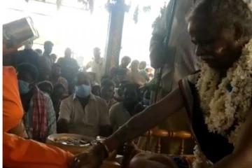 குறி கேட்க வருவோருக்கு சரக்கை குடிக்க வைத்து குறி சொல்லும் சாமியார் : வெளியான அதிர்ச்சி காட்சிகள்