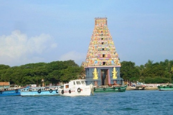 சீரற்ற காலநிலை ; நயினாதீவுக்கான படகு சேவைகள் நிறுத்தம் | Unfavorable Weather Ferry Services Nainativu Stop