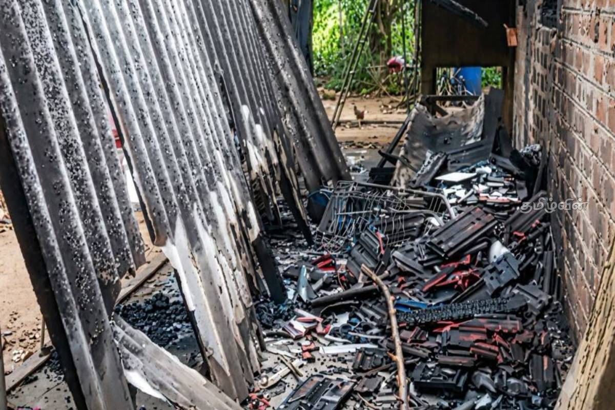 மின்னல் தாக்கி வீடு தீக்கிரை- வீட்டிலுள்ள பொருட்கள் அனைத்தும் எரிந்து நாசம் | Lightning Strikes House Sets It On Fire மின்னல் தாக்கி வீடு தீக்கிரை- வீட்டிலுள்ள பொருட்கள் அனைத்தும் எரிந்து நாசம் | Lightning Strikes House Sets It On Fire