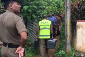 மண்வெட்டியால் மனைவியை அடித்துக் கொன்ற கணவன்