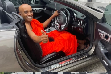 கொழும்பில் தேரர் ஒருவருக்கு பரிசாக கிடைத்த பென்ஸ் கார்